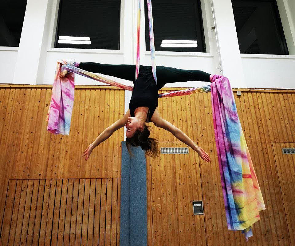 Aerial Silks in der Turnhalle des Hilda Gymnasium Koblenz