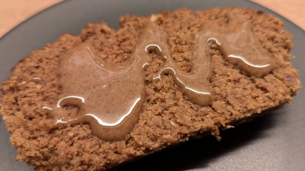 Gedämpfter Nusskuchen Serviervorschlag mit Pekannussmus