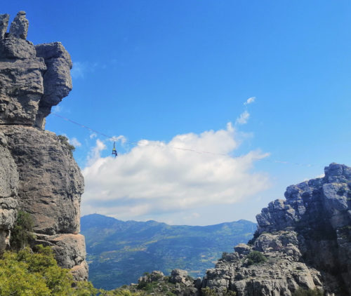 Ich hänge im Nataraj an der 100m Highline in Ulassai Sardinien