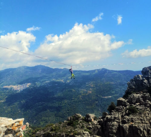 Ich hänge an der 100m Highline in Ulassai Sardinien