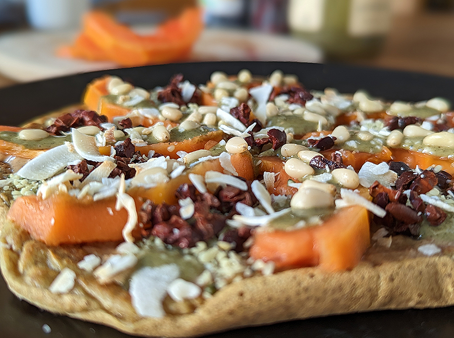 Pancake Variante mit Hanfmus, Papaya, Kakaonibs, Pekannusmus, Zedernnüsse, Kokoschips und Hanfsamen